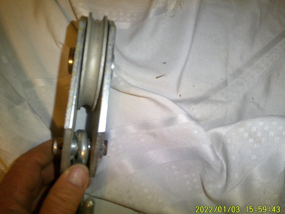 OLD STEEL SINGLE HOOK ROPE PULLY