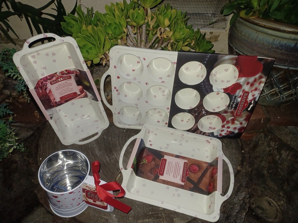 Masterclass Bakeshop Bakeware 4 piece Set Silicon Hearts New