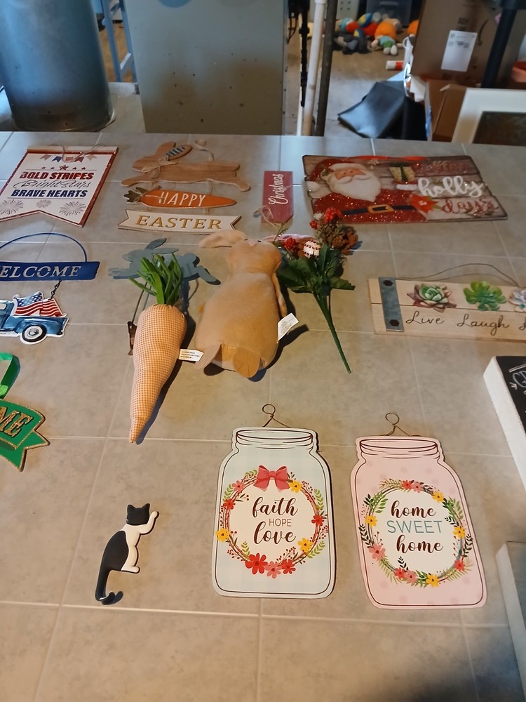 32 Piece Miscellaneous Holiday Decor