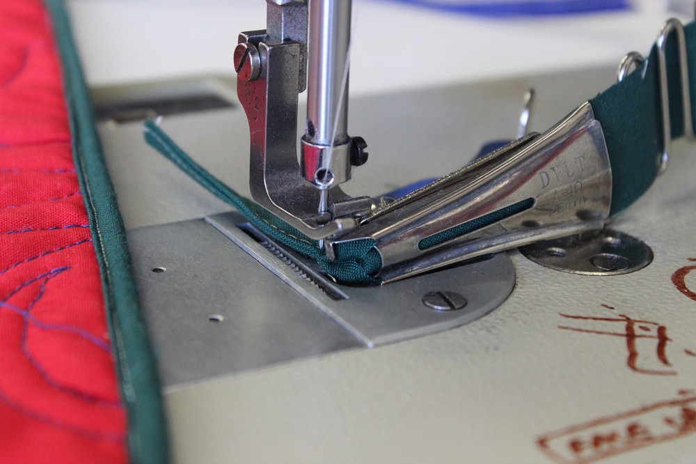 Professional 26 mm Binding Attachment - Folder, Foot & Feed dogs - Mask Making