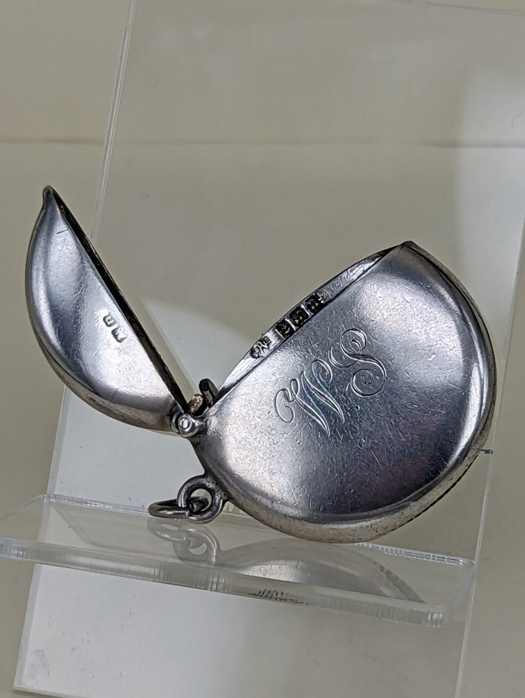1912 unusual moon shaped solid silver vesta fob case