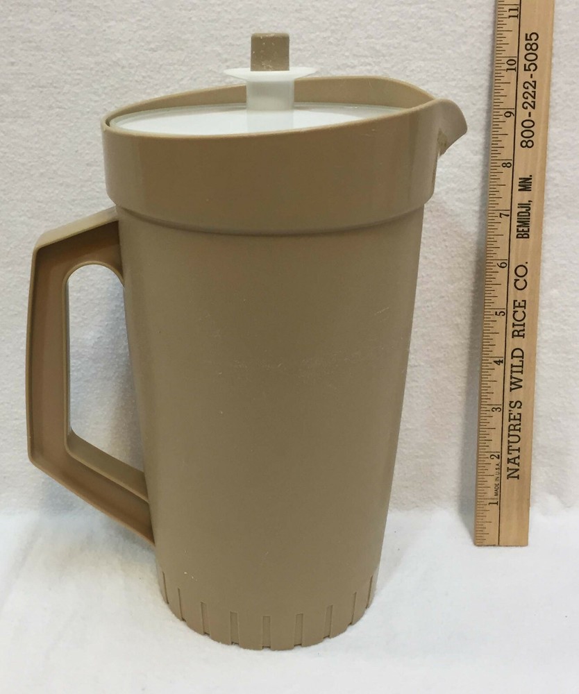 Tupperware Pitcher w/ Lid Push Button Seals for Shaking Mixing Brown Plastic 10"