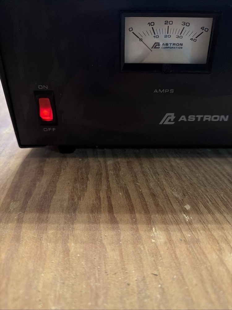 ASTRON RS-35M 35 AMP METERED POWER SUPPLY POWERS ON