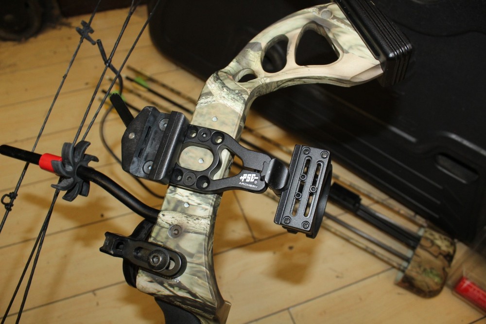 PSE Archery Stinger Compound Bow w/ case and arrows