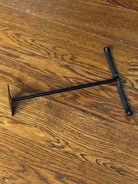 Compound or recurve wall mount bow holder safely displays bows