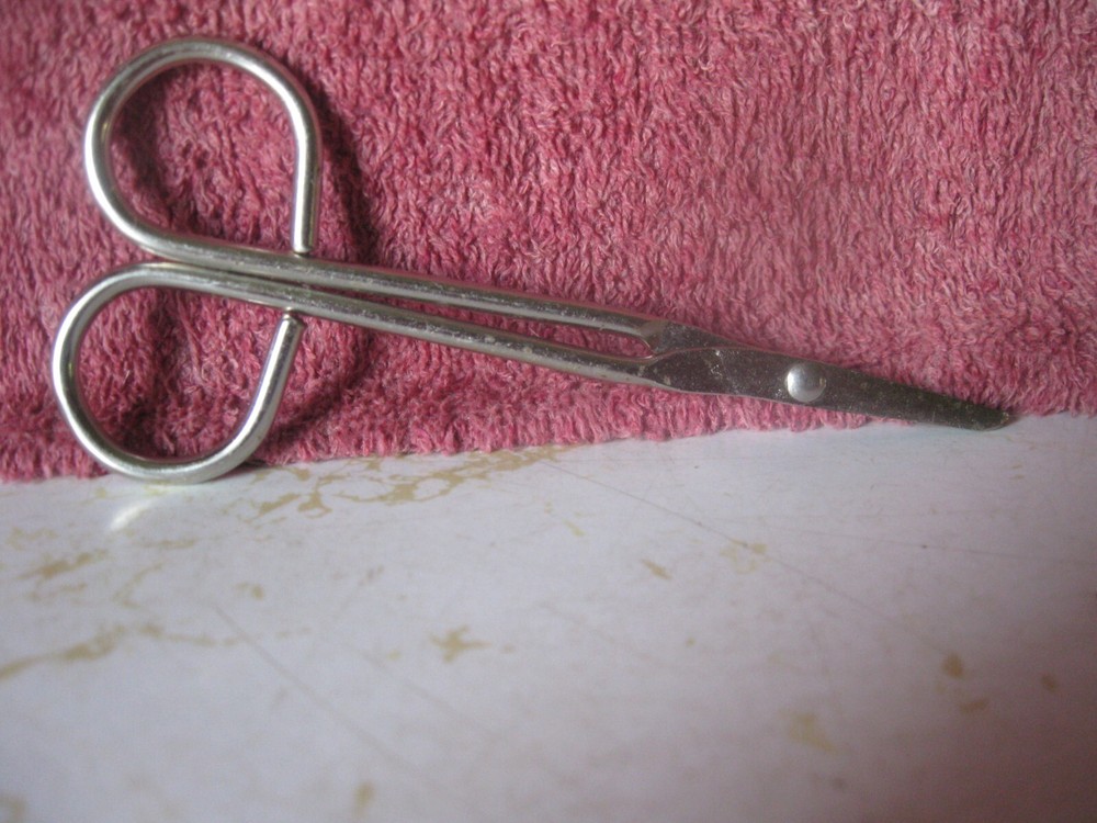 VINTAGE TAIWAN SCISSORS 4 3/4" LONG