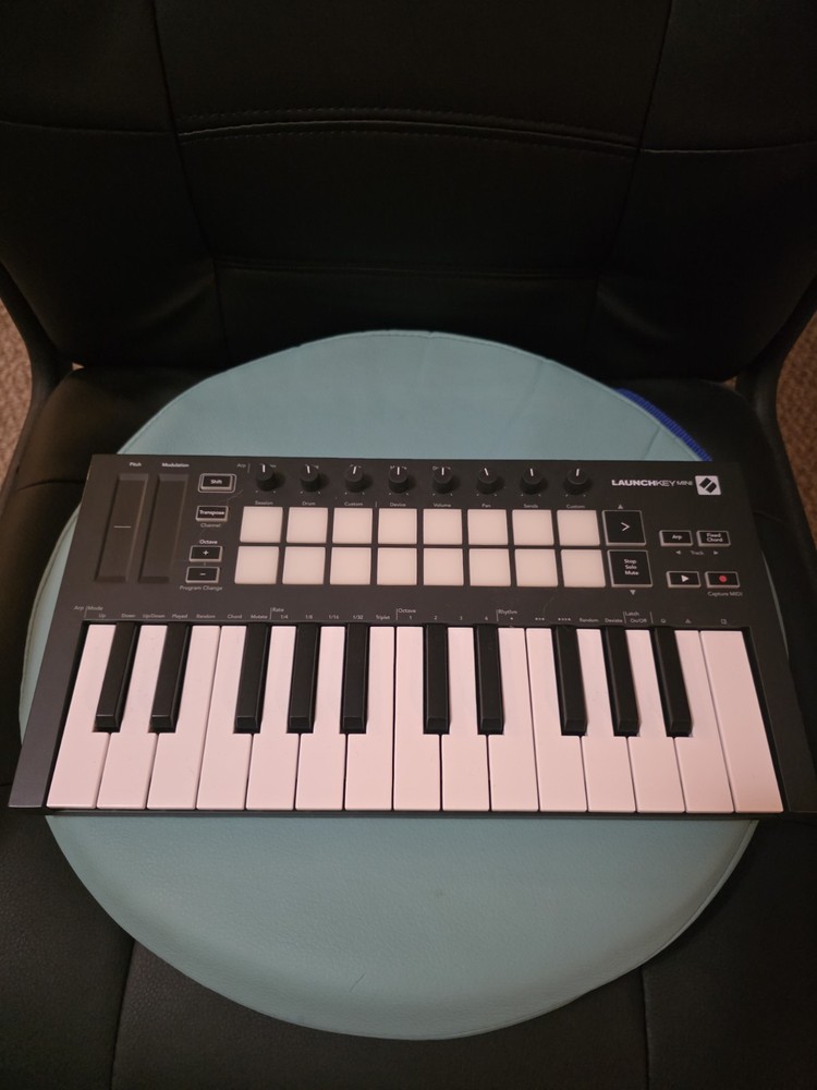 Novation Launchkey Mini Mk3 25 Mini-key Midi Keyboard Controller