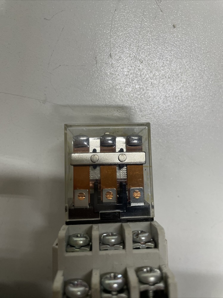 1- Square D 8501NR43 SER B 10A-300V Relay And Socket Base