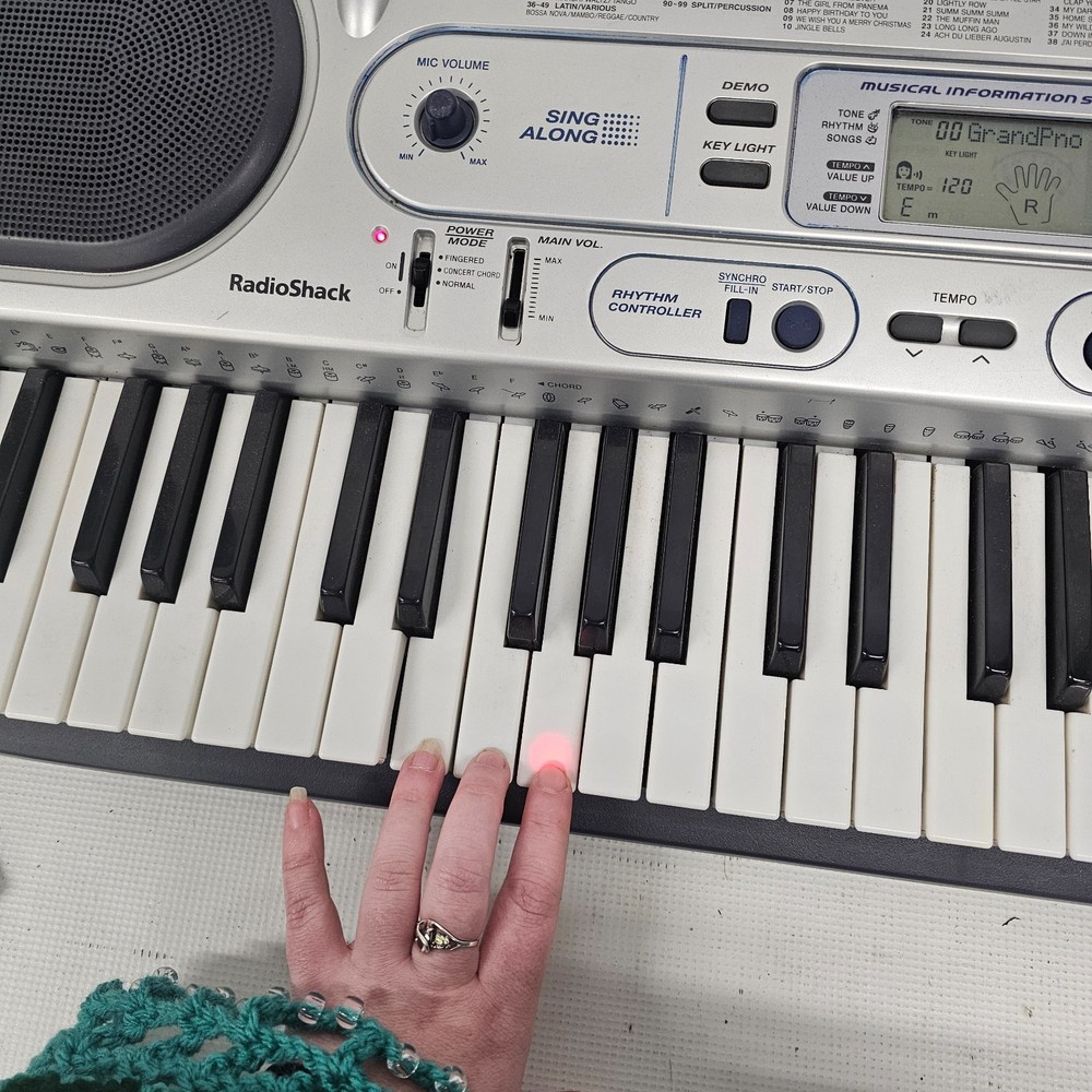 Radio Shack MIDI Lighted System Learner Keyboard 61 Keys LK-1261 (read)