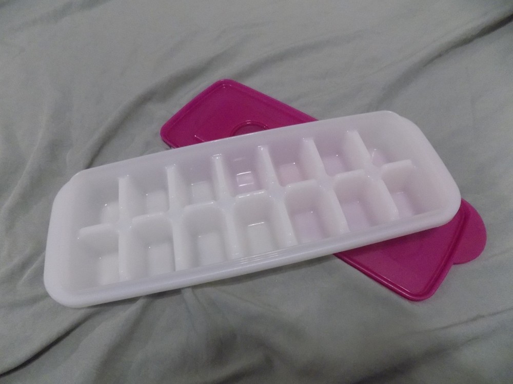 TUPPERWARE Fresh N Pure Covered Ice Cube Trays #2704 Magenta