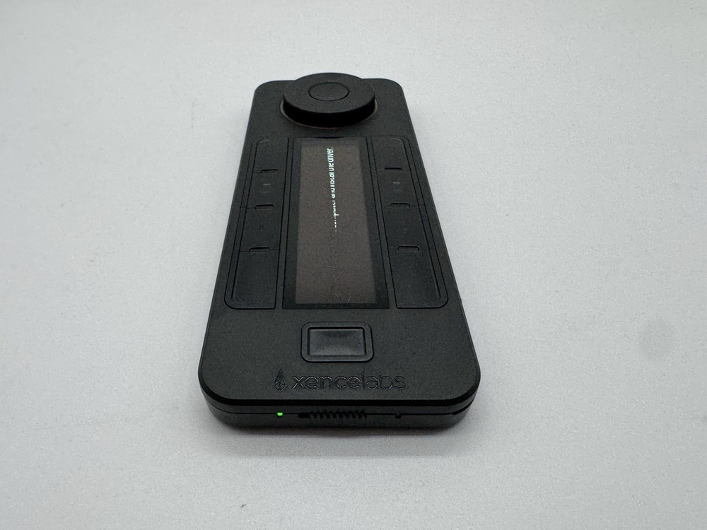 Xencelabs Quick Keys Remote Shortcut Controller w/ Case Powers On