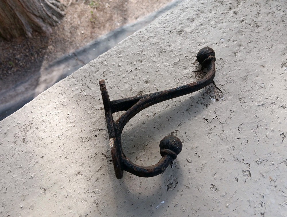 VINTAGE WALL MOUNT HOOK BLACK CASTIRON METAL COAT HANGER DOUBLE