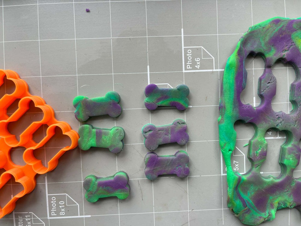 Tiny Dog Bone Multicutter (1.25”x6 bones)