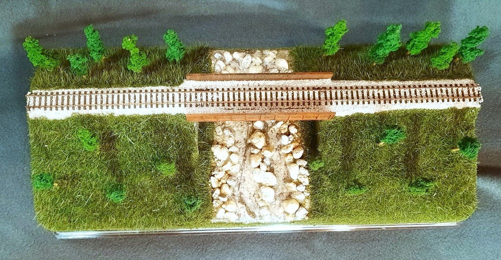 N SCALE- SINGLETRACK 16"- BRIDGE w/ STREAM "SUMMER SCENE" TRAIN DISPLAY CASE