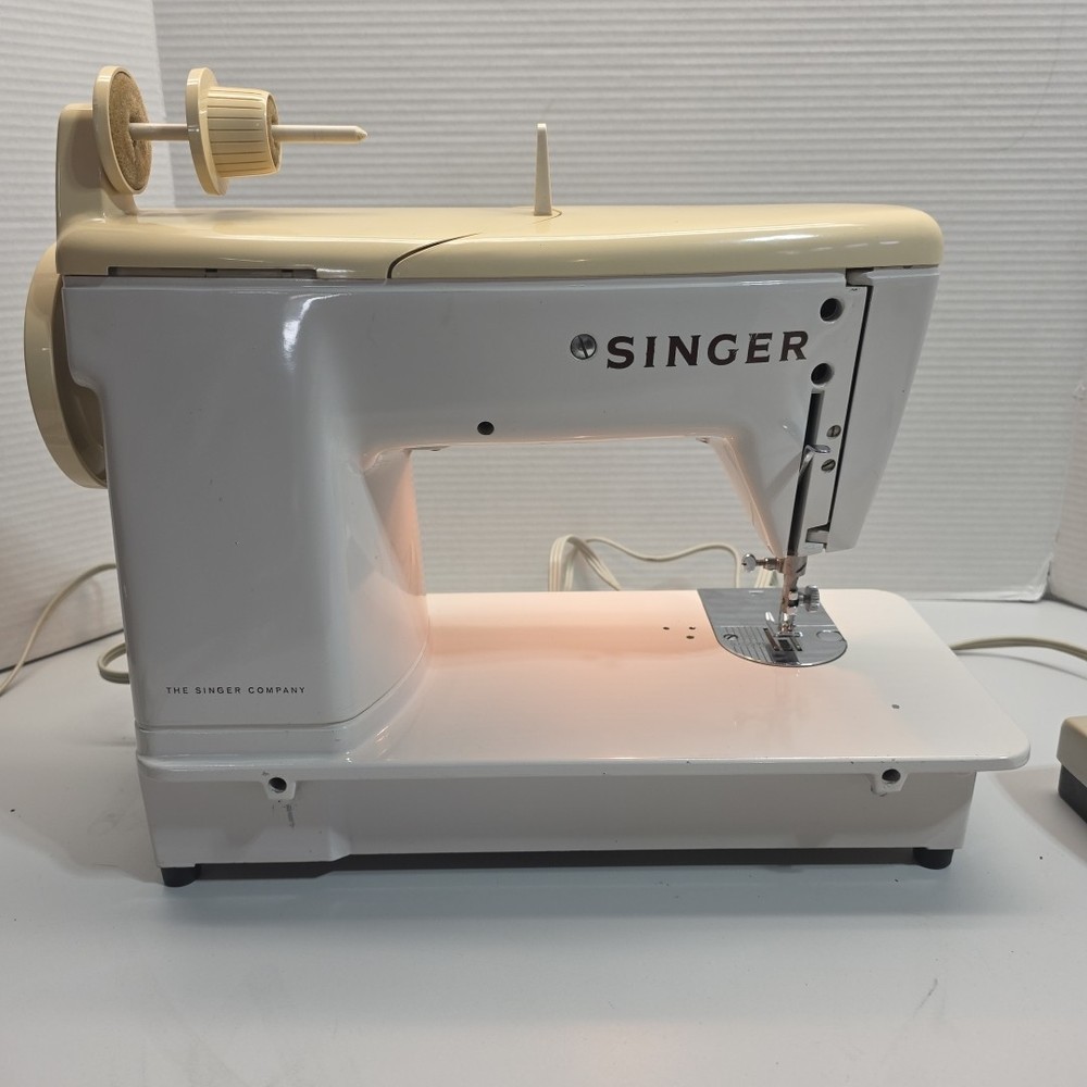 Singer Sewing Machine Magic Bobbin Deluxe Zigzag Case Greist Buttonholer Attach