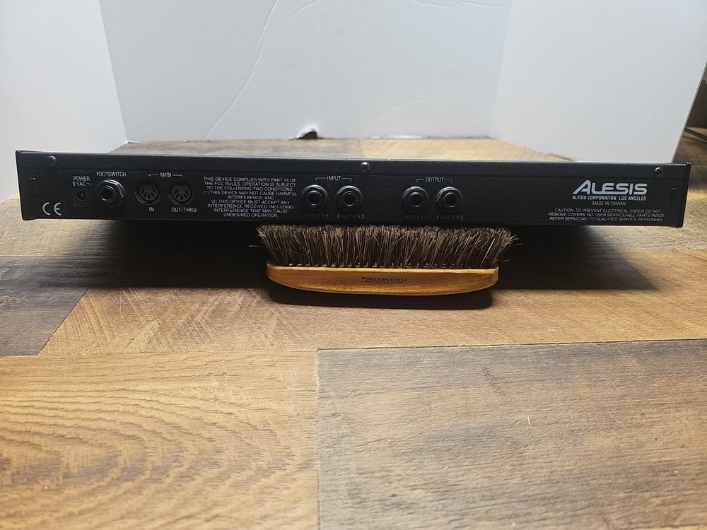 ALESIS MIDIVERB 4 DUAL-CHANNEL MULTI-EFFECTS PROCESSOR