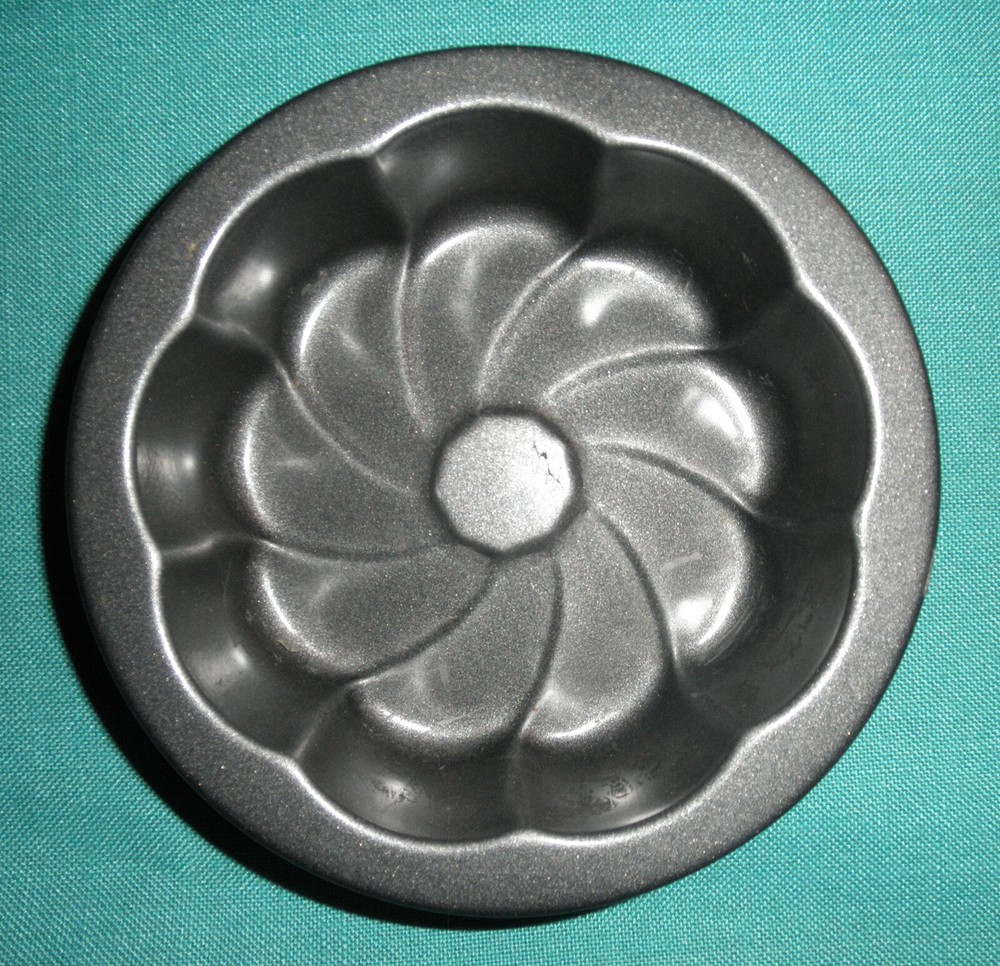4 Small Flower Cake Pans- Excellent Condition