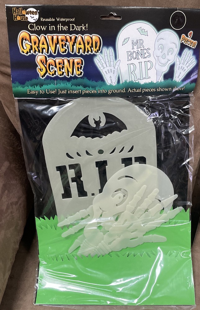 GLOW IN THE DARK GRAVEYARD SCENE HALLOWEEN RIP 4-PCS