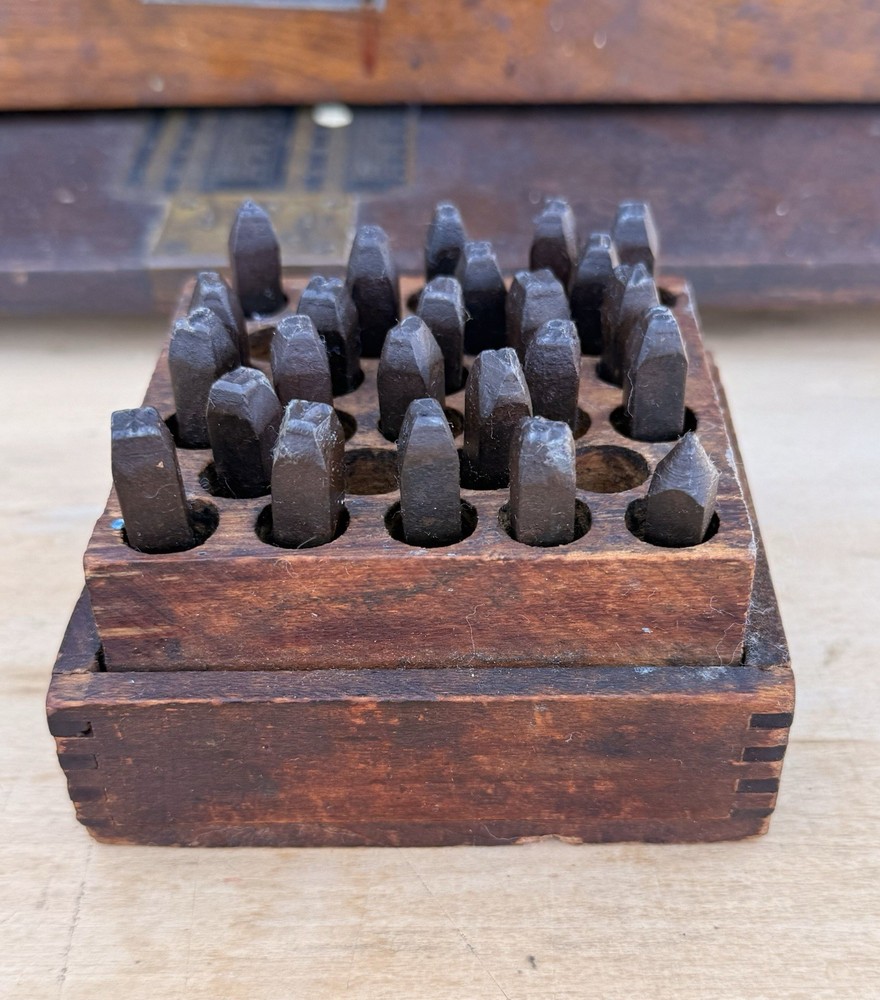 Antique Unmarked Fab Shop Letter Alphabet 1/2" 24 Large Stamp Set Dovetail Box
