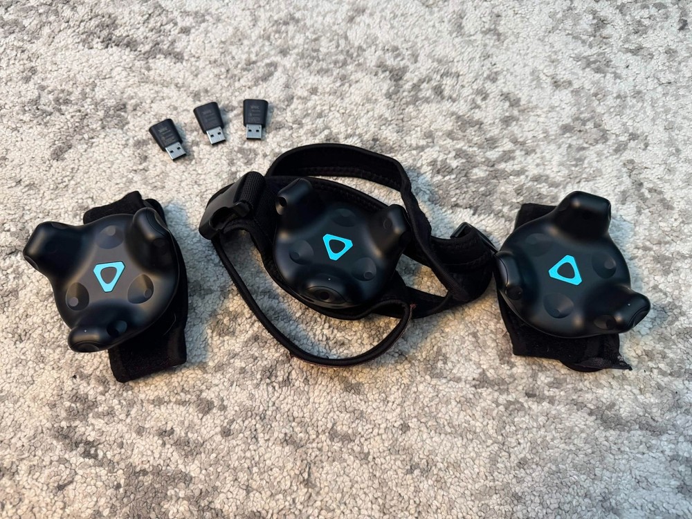 2 Working Vive Tracker 2.0, 1 *For Parts* Vive Tracker + Strap + Dongles READ!!!