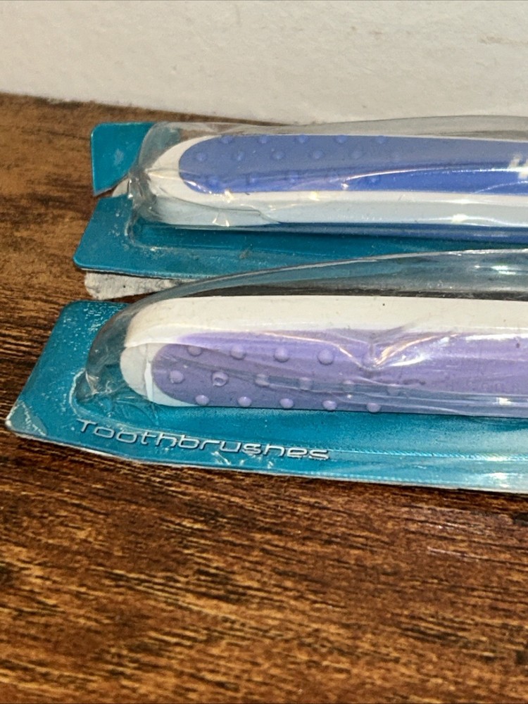Aquafresh Medium #32 Toothbrushes 2-Pack Sealed 61674XD - Slight Pkg Damage