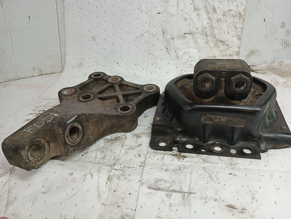 Volvo VNL ISX Left Driver Engine Mounts  (12274944