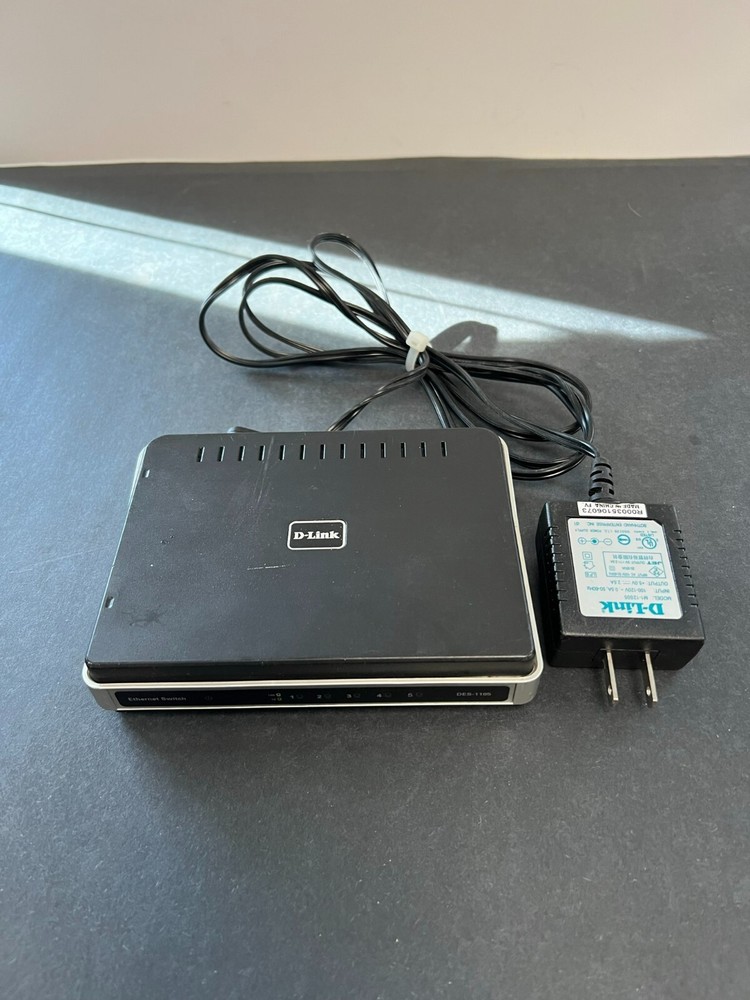 D-Link DES-1105 Ethernet Switch with Cord