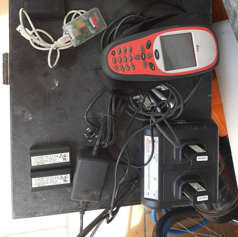 LEICA GS 20 GPS GIS HANDHELD UNIT.