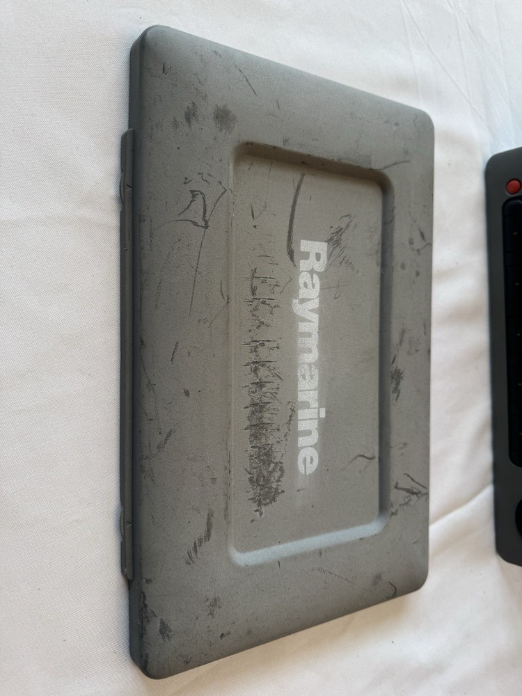Raymarine C90W 9” Marine Chartplotter MFD GPS Radar Display E62111 w/Sun Cover