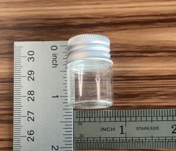 2 Pack of Medium Empty Glass Screw-Top Bottles