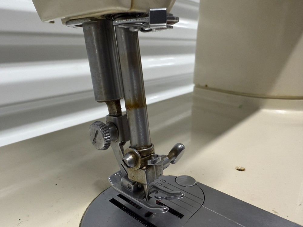 Singer Touch & Sew Special Zig-Zag Model 638 Sewing Machine