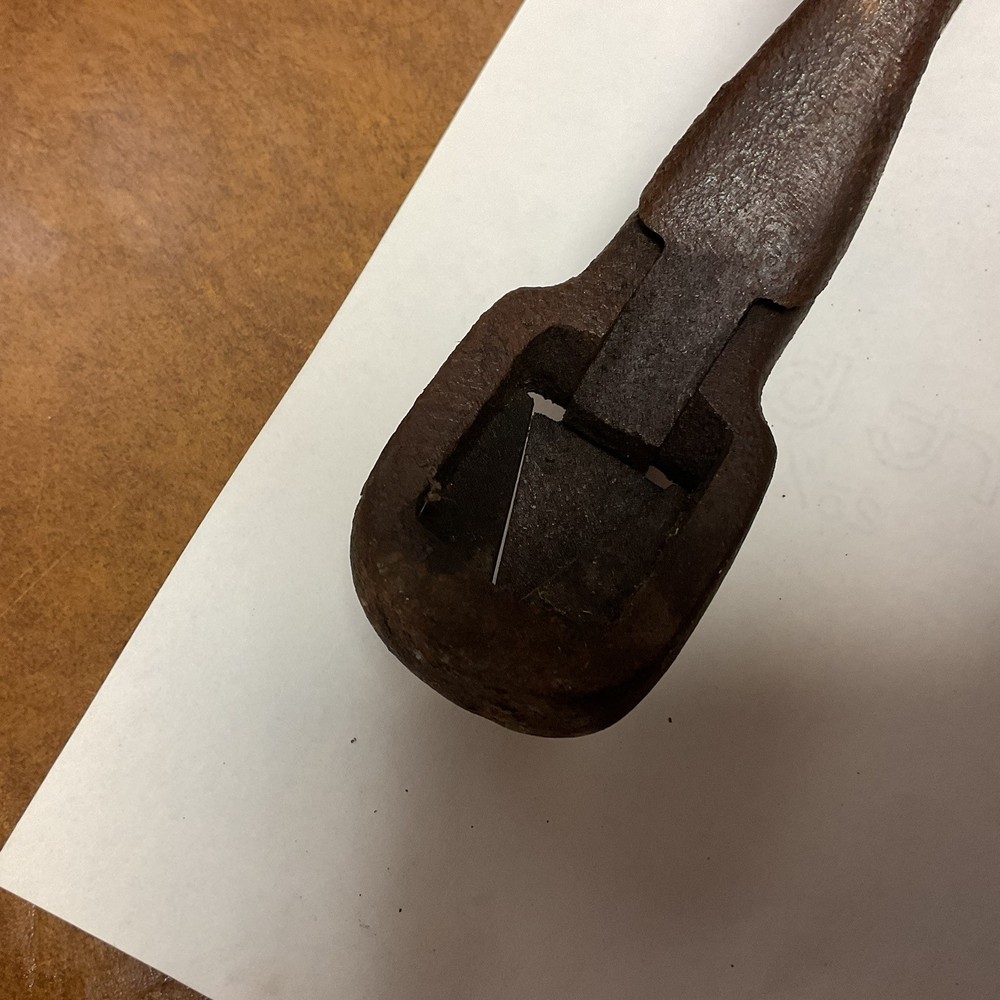 Vintage Cattle Ear Notcher. Good , Rusty. Works.