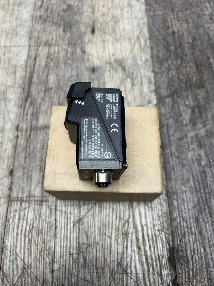 KEYENCE LONG DISTANCE 2D CODE READER SR-752