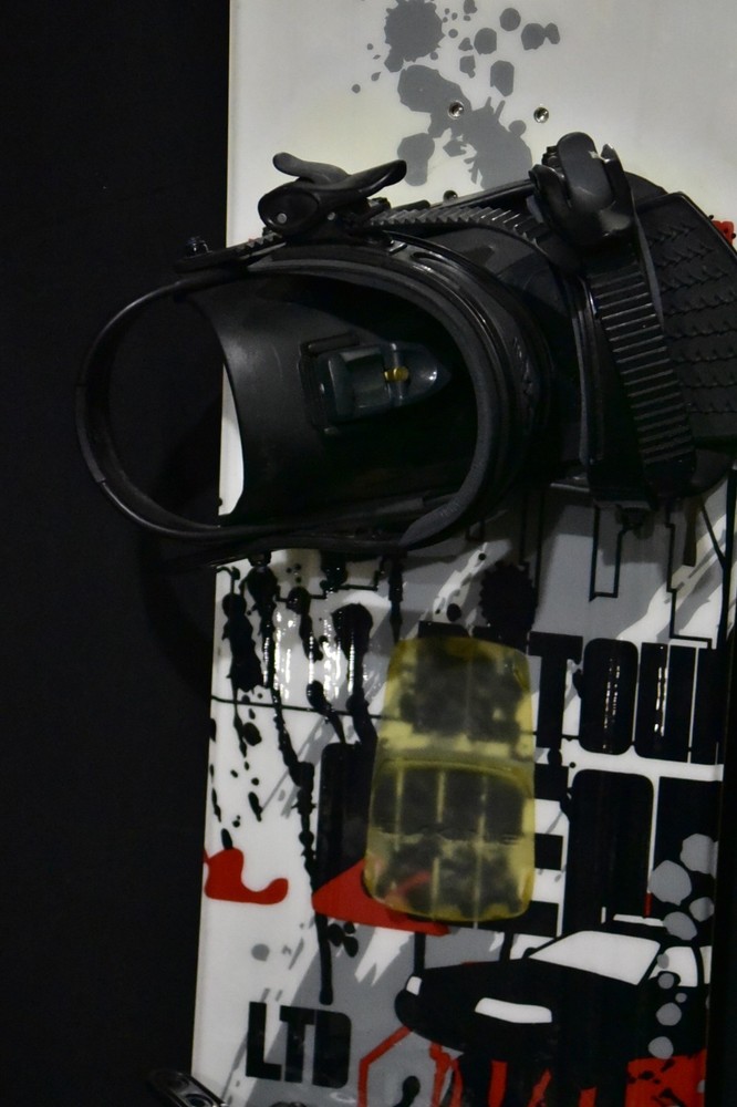 LTD SNOWBOARD SIZE 145 CM WITH LAMAR MEDIUM BINDINGS