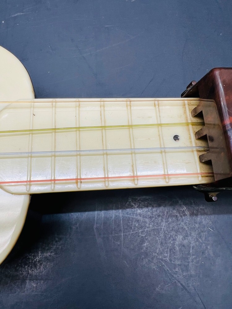 fin-der diamond head hawaiian plastic uke with arthur godfrey attatchment