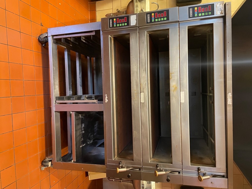 Triple Deck 3 phase electric oven (HOBART) 