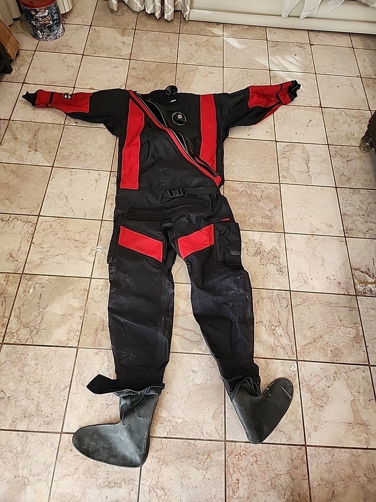 USIA DRYSUIT LARGE + 5T LARGE SOX  " USED "