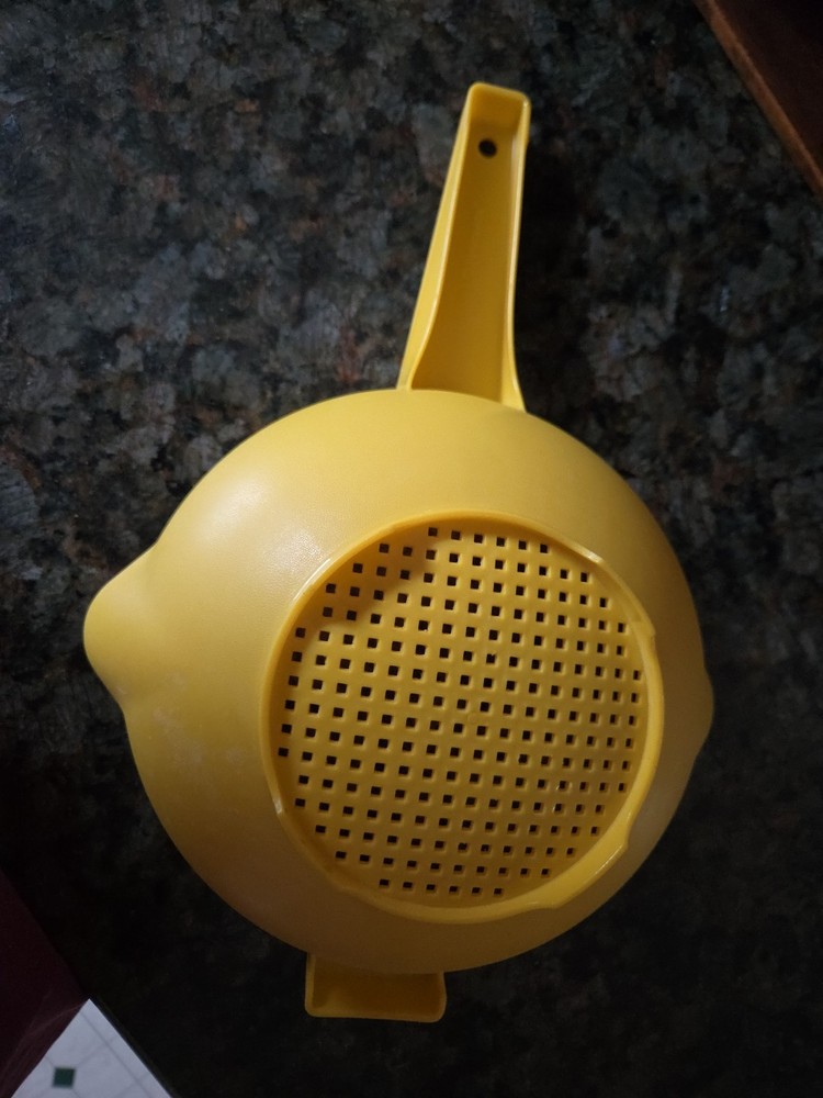 Vintage Tupperware 2 Quart Colander Strainer w/Handle & 2 Pour Spouts Yellow