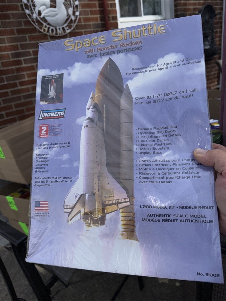Lindberg 1:200 scale Space Shuttle with Boosters Model Kit Skill Level 2