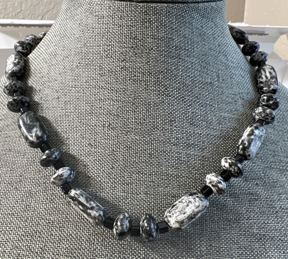 NECKLACE Black White Rectangular Round Beads 18.5 Oz. Pretty! See Photos