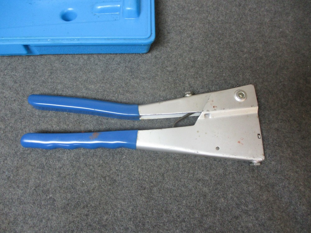 USM Corporation Rivet Gun Set - Pop Rivetool