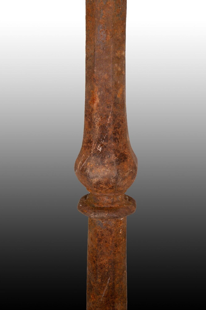 Four columns. Iron. 17th century