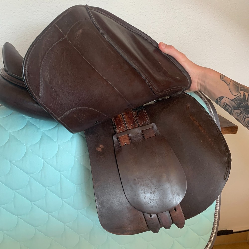 Immaculate 17" Amerigo Dressage Saddle