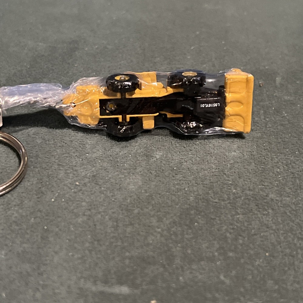 Diecast Masters Caterpillar 950M Wheel Loader Micro Keychain 85986 New