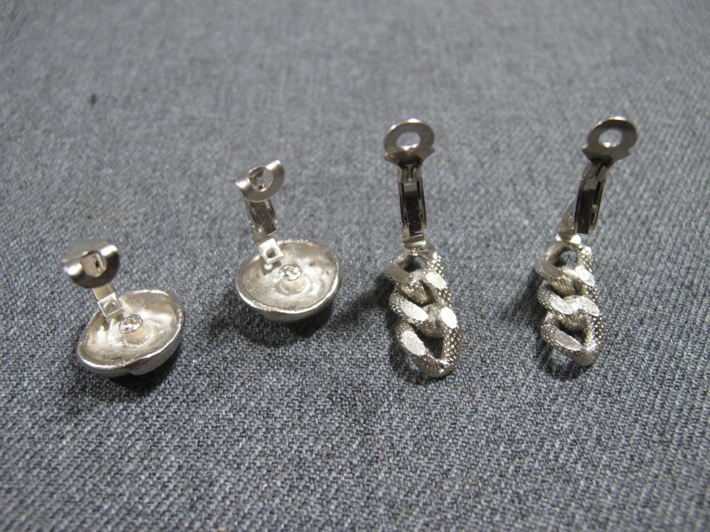 Vintage stripped chain & rounded with scrolls silvertone metal earrings