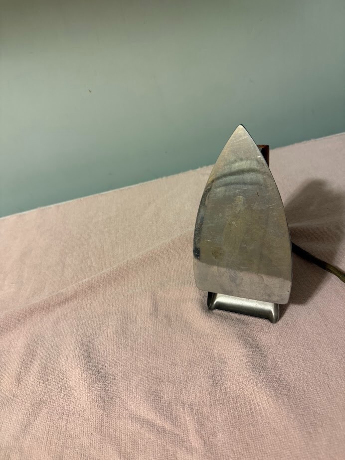 Vintage Manning Bowman Iron with Cord