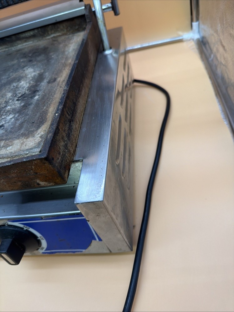 Used 14" x 14" Globe Commercial Panini Press, Good Condition !