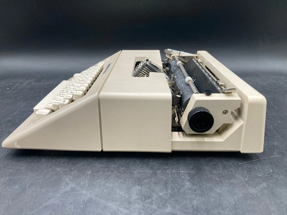 Olivetti Lettera 25 Manual Typewriter W/ Case