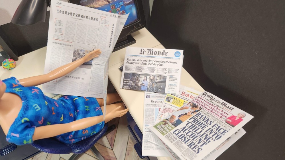 1/6 SCALE Miniature International Newspapers FIVE (5)