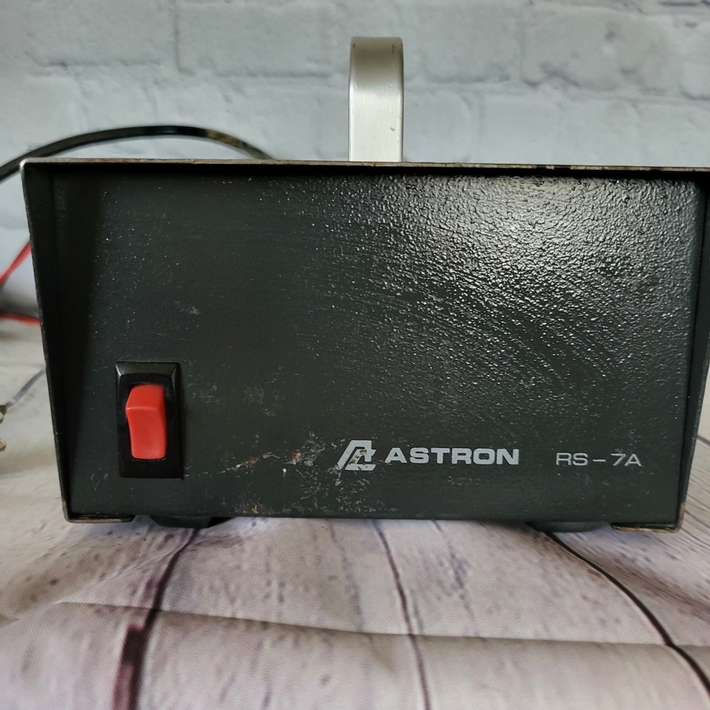 Astron 13.7Vdc Linear Regulated power supply 5A Model RS-7A Powers On